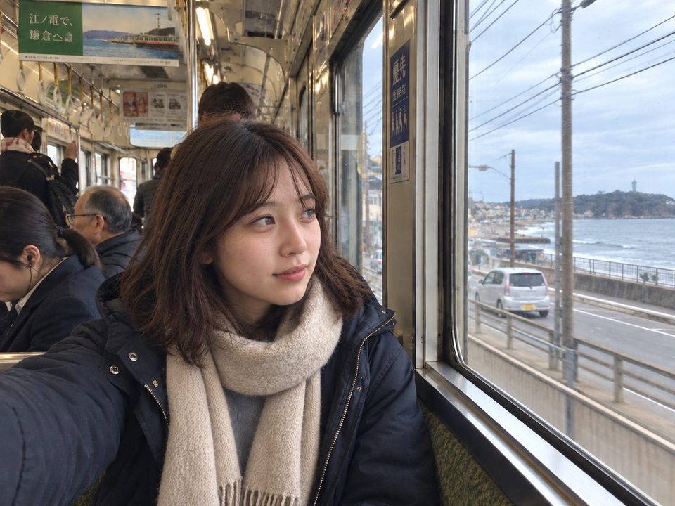 江之電車廂裡靠窗的冬日移動