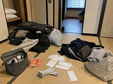 京都住宿房間裡攤開的行李與冬衣