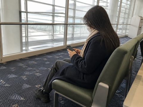 在機場角落用手機完成回程訂票
