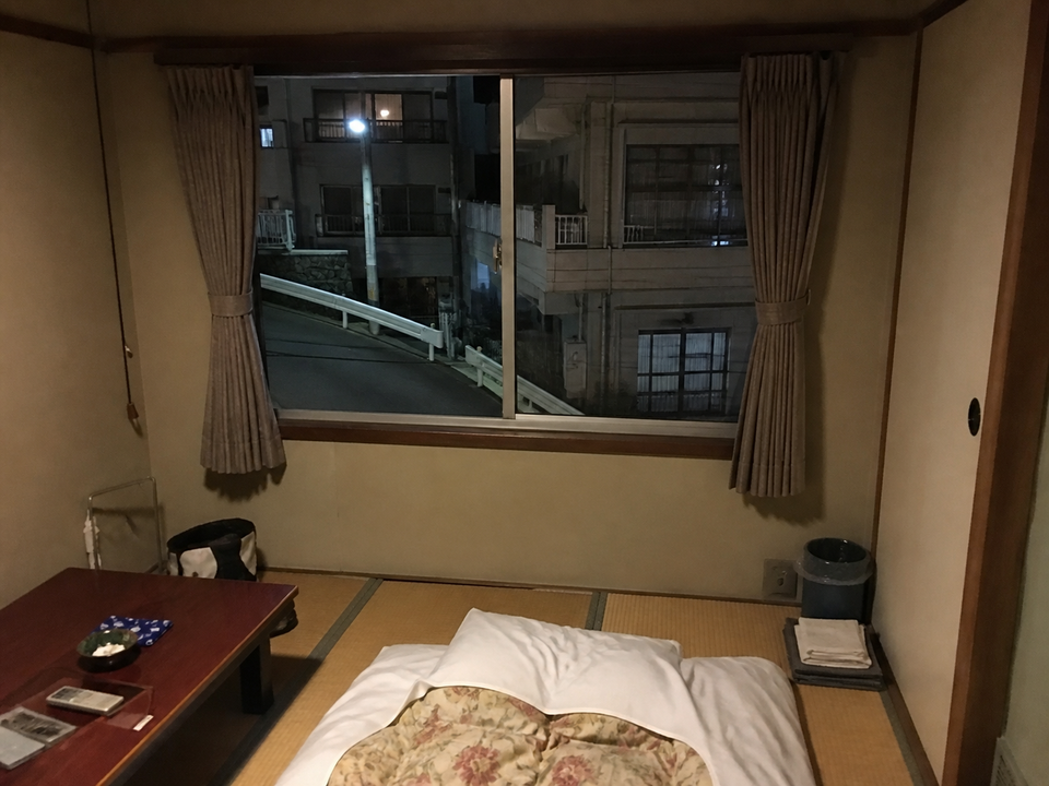 熱海小旅館夜裡望向坡道與對面建築