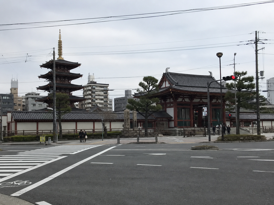 四天王寺與周圍道路、住宅及現代建物