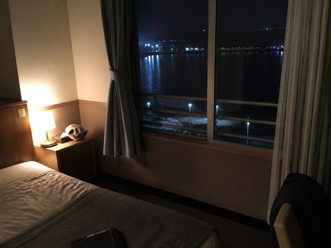 尾道住宿的冬夜窗景