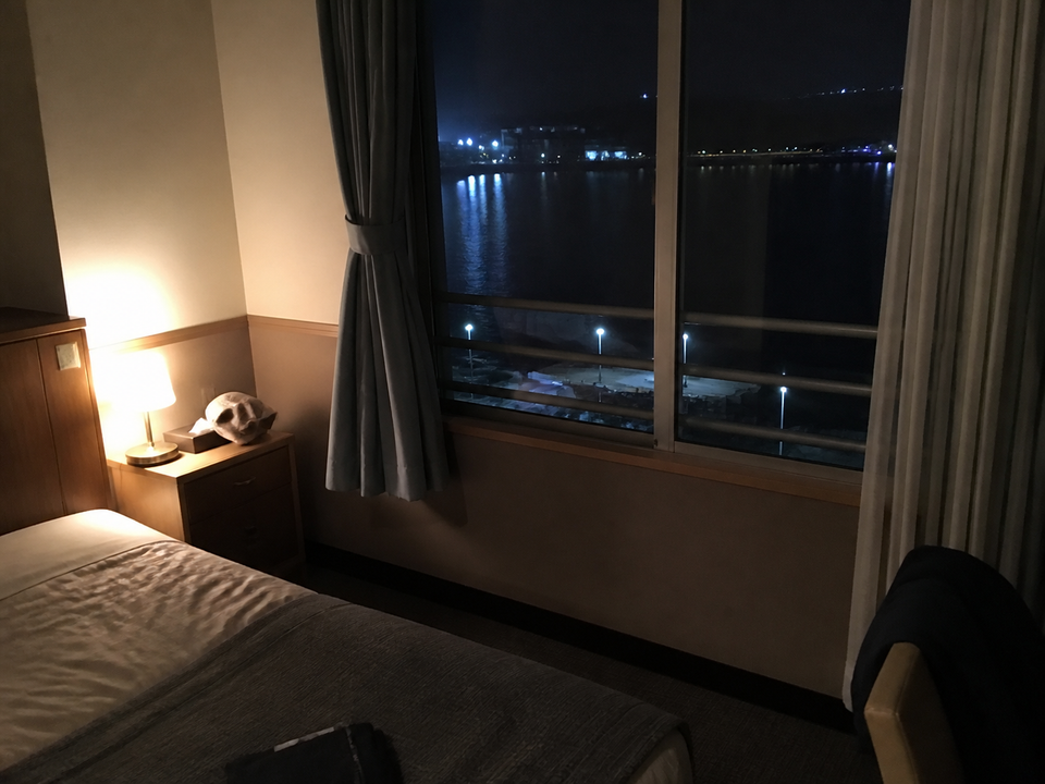 尾道住宿的冬夜窗景